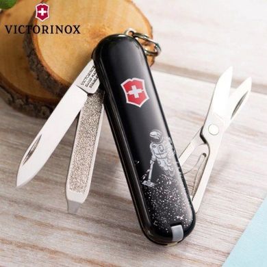 Нож швейцарский Victorinox Classic Space Cleaner 0.6223.L1408 черный с рисунком, 58мм, 7 функций, Черный